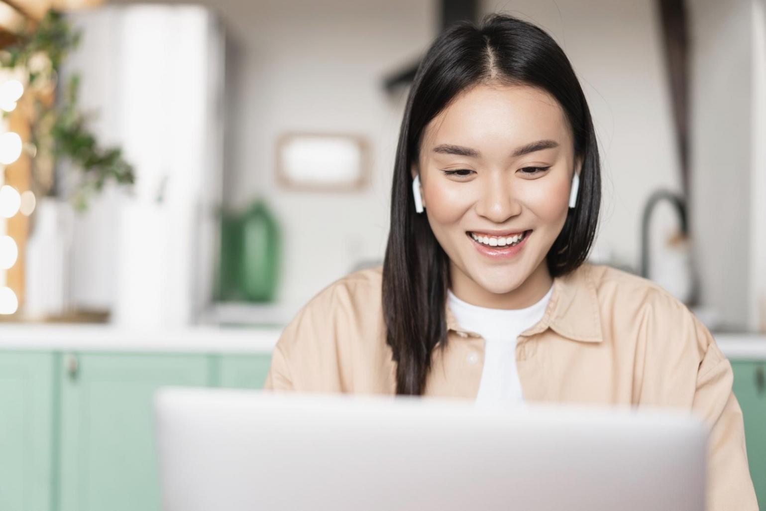 Estudiante trabajando en planificación financiera con documentos y ordenador